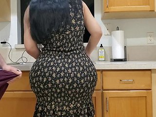Heavy Irritant Fucks Stepmom little one beau-fils dans la cuisine après avoir vu little one Heavy Faux pas