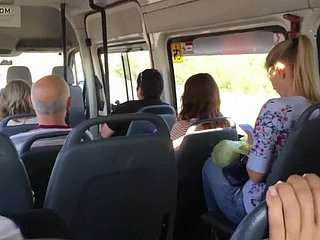 ragazzo fortunato sul bus.