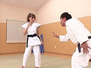 ゴージャスな日本の空手の女の子は、いくつかのコック乗馬を行うことを決定します