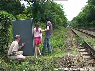 Un chico se masturba mientras ve un scratch b ill de putos aire libre