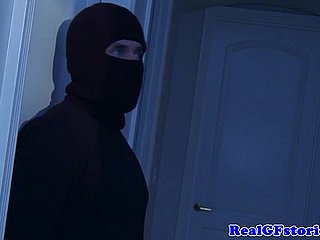 Suri rumah assfucked oleh pencuri tengah malam