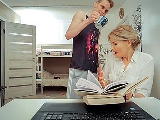 TUTOR4K. گائے کیمرے قائم ہے اور اس وجہ سے ان کی مدد کی درست تھا