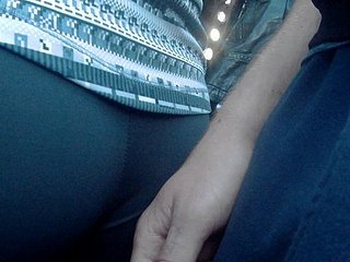 Sentuh bagus ass di bus