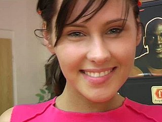ninfa sportiva sporge la bella figa con un dildo di vetro