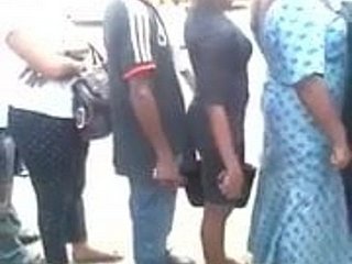 المنحرف يضغط له منتصب ديك ضد المؤخر لسيدة