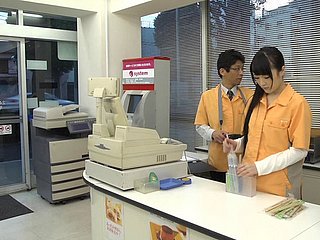 スーパーマーケットは彼らがレズビアンセッションをするのに最適な場所です！