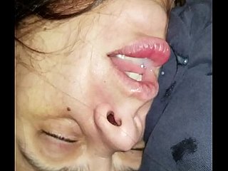 جب وہ پی ہے تو اسے منہ بخش دے. د.