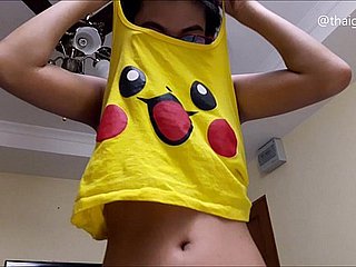 アジアのティーンCamgirlは「あなたが彼女をファックするときあなたは何をしますか？」、裸のストリップ