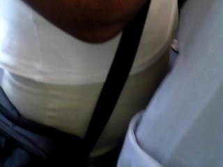 Dwóch starych mężczyzn starają się dotknąć starej mamy w zatłoczonym autobusie