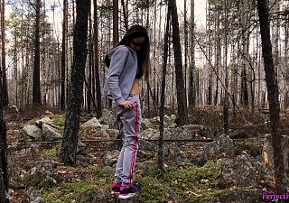 La studentessa aveva sesso sensuale con l'insegnante di PE nella foresta
