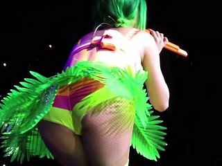 Sahnede Katy Perry Alling & Raunchy