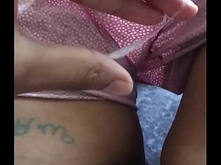 Natte kut sappen na masturbatie