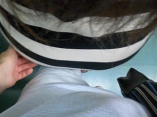 Moja żona opisuje, jak nieznajomy zbliżył się do niej w pociągu i próbował palić cipkę pod mini spódnicą