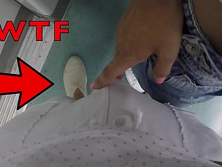 Stepsister ایک اجنبی ایک عام ٹرین پر ایک اجنبی نامعلوم آدمی بہکانا!