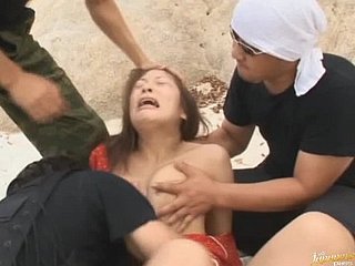 لطيف Akane Mochida يحصل على gangbanged ومغطاة في نائب الرئيس على الشاطئ