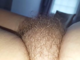 早朝、彼女の柔らかい疲れ毛深いブッシュを暴露