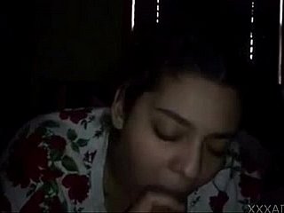 گرم ، شہوت انگیز عرب لڑکی بڑی مراکشی ڈک کو بیکار کرتی ہے۔