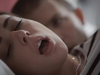 Teen Unilluminated legte sich mit ihrem Stiefbruder im selben Bett und bereute es nicht
