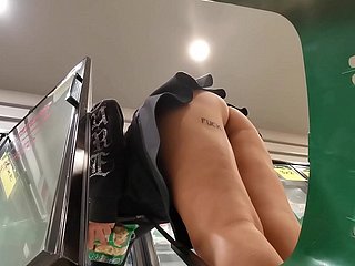 وضعت كاميرا في عربة السوبر ماركت وسجلت كولونا بدون سراويل داخلية ، وأفضل قميص ستراه اليوم في HD ولا يوجد جوبوبس