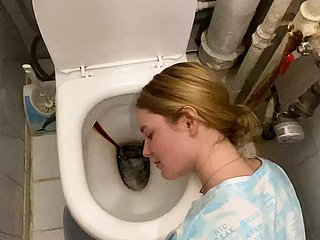irritado na escola e fodido com força na cara com esperma