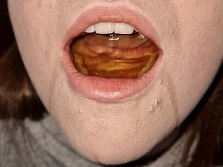 Mi piace bere il suo piscio giallo