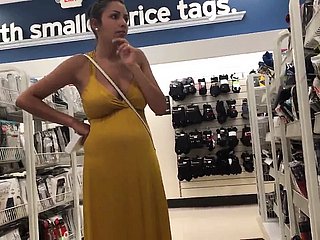 Jasmine hamil berusia 26 tahun yang menunjukkan buah dada besar