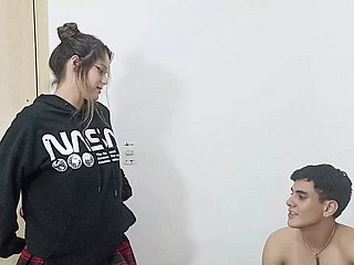 น้องสาวของฉันกลับบ้านสายและฉันลงโทษเธอด้วยการมีเพศสัมพันธ์อย่างหนัก