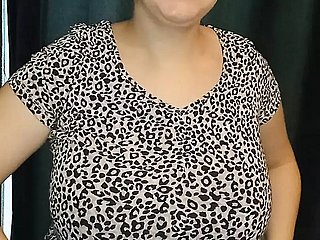 Gouge out a blusa e o sutiã