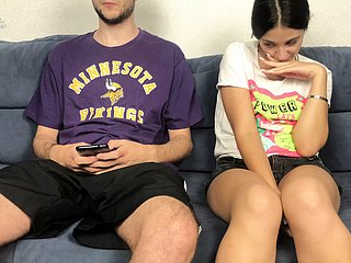 ステップシスターは、ショートパンツを通してステップブラザーズビッグディックを見つけましたが、抵抗できませんでした！相互の手コキのオルガスム