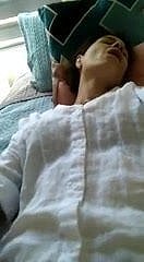 Người vợ trưởng thành chạm vào lồn của cô ấy