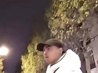 公共の場でお尻を示すモロコのトゥワーキングの3ガール