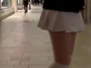 Remaja berjalan di mal dengan vibrator