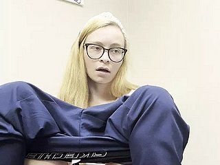 いたずらな看護師の猫は、角質の熱い金髪の熟女を演奏します