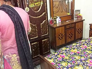 Saudi Big Nuisance Hot Mackom Podczas prasowania ubrania, pasierb przychodzi i pieprzy ją z grubsza - Arab Milf Hardcor Leman &