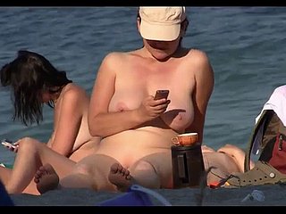 Babes nudisti spudorato che prende il unshared sulla spiaggia di Overhear Cam