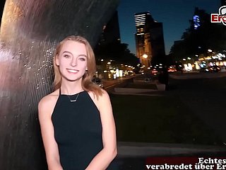 Remaja berambut perang Jerman yang comel dengan tetek kecil di fuckdate sebenar