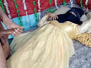 노란색 옷을 입은 desi 신부 보지 xvideos 인도 xxx에 인도의 큰 수탉과 함께 하드 섹스