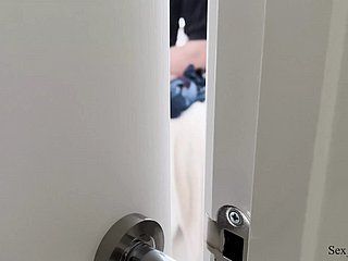 Benim oda arkadaşım sikikleri için yakaladım yeni yüksek sesli kız arkadaşı.
