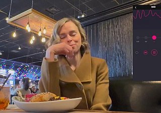 Divertimento pubblico negli spogliatoi e nel ristorante branches lussureggiante vibratore telecomandato