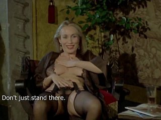 Une italienne aux gros seins en dissimulation