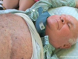 A adolescente loira de rosto fresco Kristyna B dá uma cabeçada ao papai antigo