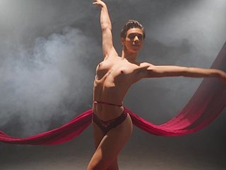 痩せたバレリーナがカメラで本格的なエロティックなソロダンスを公開