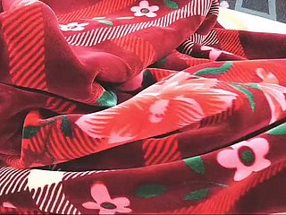 나는 이복자매가 침대에 쉬고 있는 동안 그녀의 보지를 가지고 놀아요