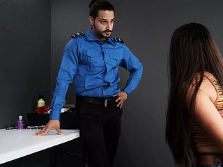 Agent ochrony lotniska zobaczył moje zabawki w torbie, zabrał mnie bring to an end swojego biura i wyruchał mnie w dupę