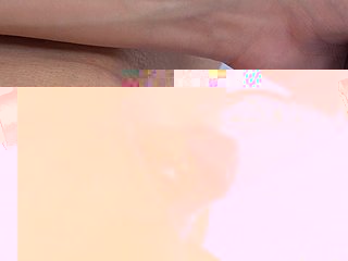 Das sexy Mädchen Handsomeness Clarie spreizt ihre Beine und benutzt einen Vibrator