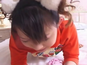 愛らしいとキュートなピグテールアジアのティーンは打た取得します
