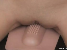 sybianに乗っ網タイツの衣装のオーガズムでブルネット