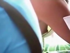 Downblouse الجانبية الحلمات كبيرة في بار، مقهى