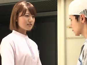 좋은 일본어 간호사는 그녀의 불우 환자를 도와줍니다