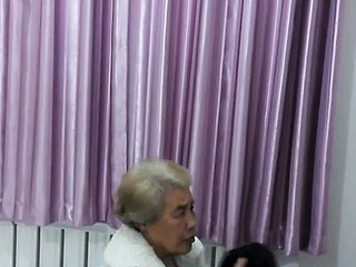 Китайская бабушка в ванне